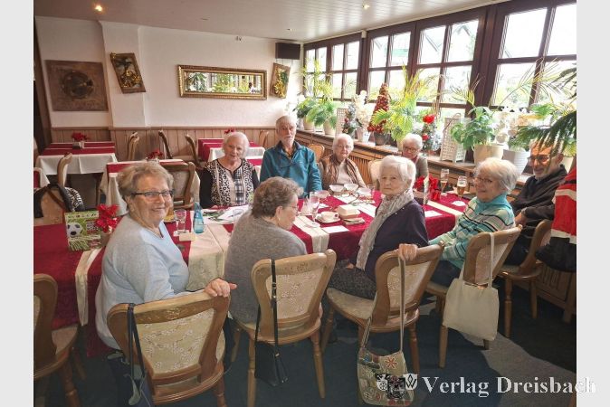 Offensichtlich gute Laune haben diese neun "Vorkriegsprodukte".