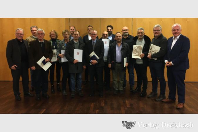Insgesamt kamen diesmal eine Bürgermedaille, einmal "Dank und Anerkennung", vier Ehrenbriefe des Landes Hessen sowie elf Mal die Ehrengabe der Stadt Flörsheim am Main, wahlweise der Brieföffner oder ein Weinpräsent, zusammen.