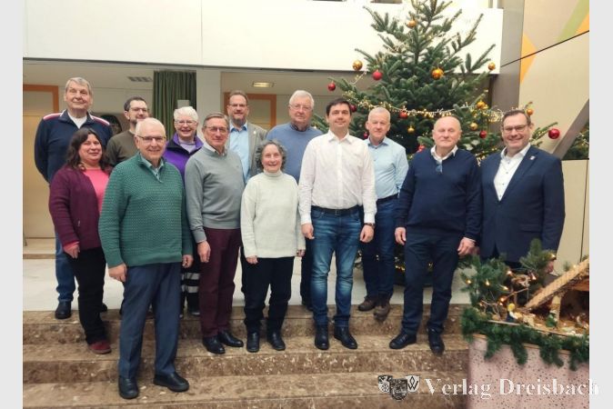Die Delegationen aus den beiden Partnerstädten sowie Mitglieder des Städtepartnerschaftsvereins im Rat- und Bürgerhaus.