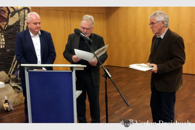 Die höchste Ehrung aus den Händen von Stadtverordnetenvorsteher Michael Kröhle (l.) und Bürgermeister Bernd Blisch erhielt diesmal Rudi Weckbach (r.) mit der Bürgermedaille in Gold und der Verleihung des Ehrentitels „Ehrenstadtrat“.
