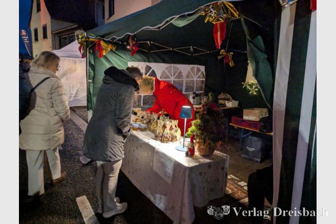 Viele Krifteler Vereine, wie hier der Gesangverein Liederkranz, bereicherten das Angebot auf dem Adventsmarkt mit einem eigenen Stand.