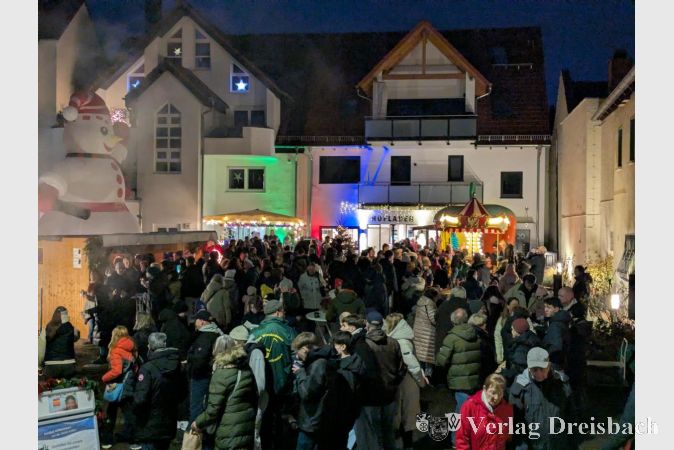 Der große, aufblasbare Schneemann stand in diesem Jahr nicht am Lindeneck, sondern auf dem Platz vor dem Obsthof an der Kirche.