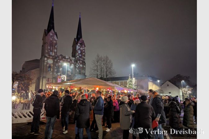Am Samstagabend wurde zum bestens besuchten "Budenzauber" St. Vitus stimmungsvoll illuminiert.