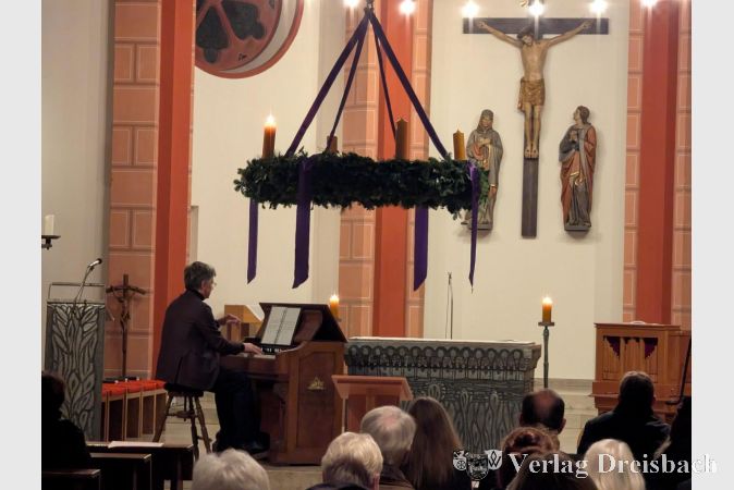 In St. Vitus wurde wieder von 14 bis 19 Uhr ein abwechslungsreiches Programm an Adventsmusik geboten. Hier im Bild Andreas Winckler am Harmonium.