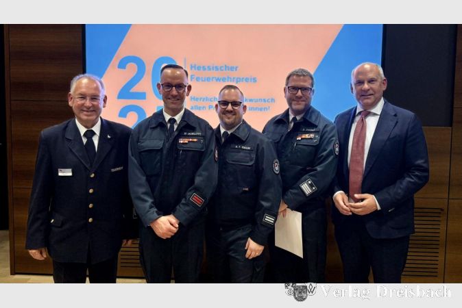V.l.n.r.: LFV-Präsident Nobert Fischer, Markus Schlott, Pressesprecher Sebastian Baum, Stadtbrandinspektor David Tisold und Hessens Innenminister Prof. Dr. Roman Poseck bei der Verleihung des Hessischen Feuerwehrpreises 2025.