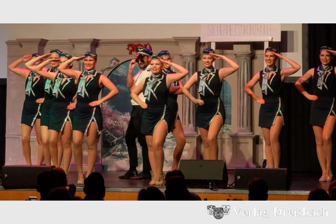 Flug Richtung Süden: Die Showtanzgruppe „Cassiopeia“ schickte ihr Ensemble als Flugbegleiterinnen über die Bühne.
