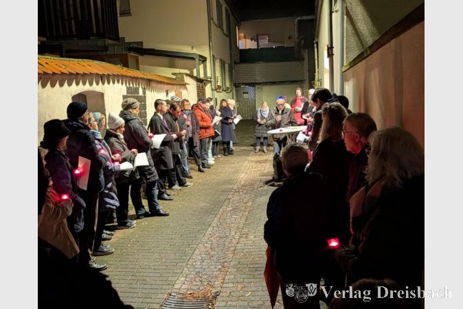 Zum Gedenken an die Reichspogromnacht leuchteten am Sonntag Dutzende Lichter am Ort der ehemaligen Flörsheimer Synagoge.