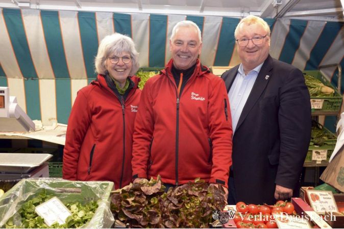 Bürgermeister Klaus Schindling (rechts) verabschiedete sich persönlich von Rainer und Christel Schneider.