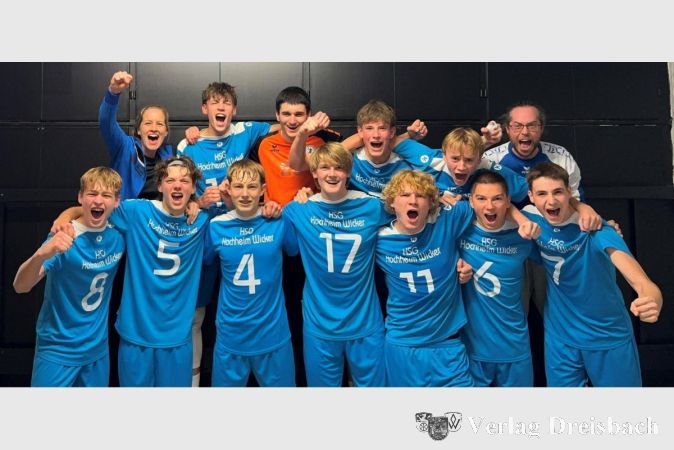 Die B1-Jugend der HoWis feiert den Auswärtssieg bei Eintracht Frankfurt.