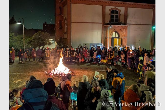 Das große Martinsfeuer auf dem Gallusplatz tauchte die Flörsheimer Altstadt in warmes Licht und bildete den stimmungsvollen Abschluss des Umzugs.