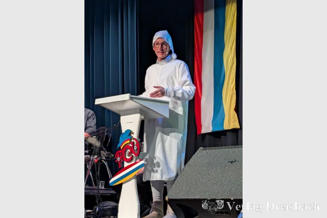 Blick auf die Welt aus Sicht des armen Poeten: Vorsitzender Sascha Jung nahm als Spitzweg-Figur das politische Jahr aufs Korn.