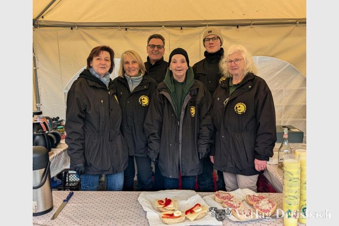 Beim Marktfrühstück des Flörsheimer Narrenclubs auf dem Gallusplatz sorgten heiße Würstchen, Kaffee und gute Laune für närrische Stimmung