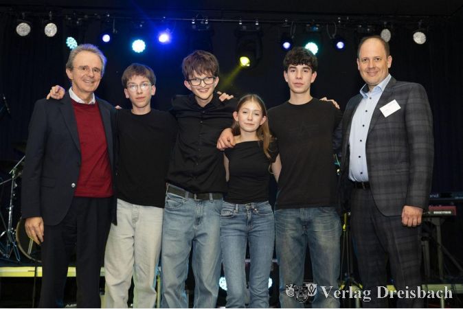 Die Sieger der 6. Runde des Song Contest "Dein Song für EINE WELT!": ROCKTRIO aus Frankfurt mit Sascha Vogt (li.) und Dr. Jens Kreuter, Geschäftsführer vom Veranstalter Engagement Global (rechts). Paul Kowollik ist der zweite von rechts.