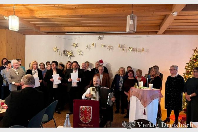 Die Jubilare Gerda Bont (1. Reihe, 2.von links), Ruth Pfennig (3. von links), Jörg Schilling (4. von links).