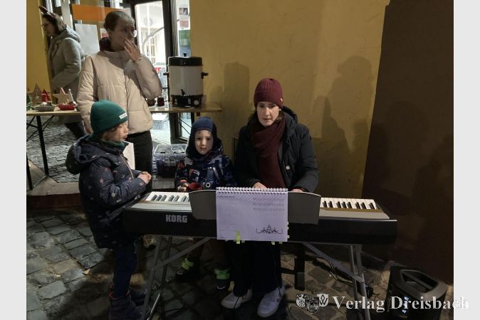 Rahel Sammer begleitete die Adventslieder am E-Piano.