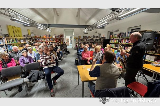 Lesung mit Saxophon: Die Lesebühne am Nikolausabend war gut besucht.