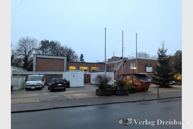 Der Vorplatz vor der Kleinen Schwarzbachhalle wird aktuell unter anderem von den ausführenden Sanierungsfirmen in Anspruch genommen.