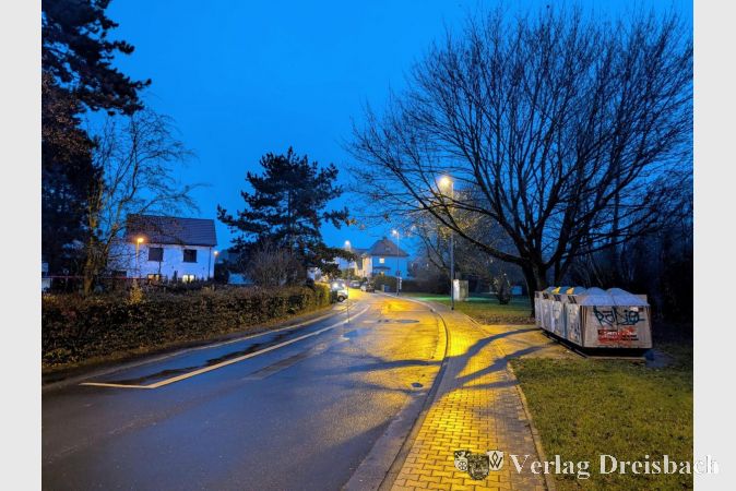 Nicht immer sind die Parkplätze vor den Glascontainern Am Mühlbach so verwaist wie hier am späten Mittwochnachmittag.