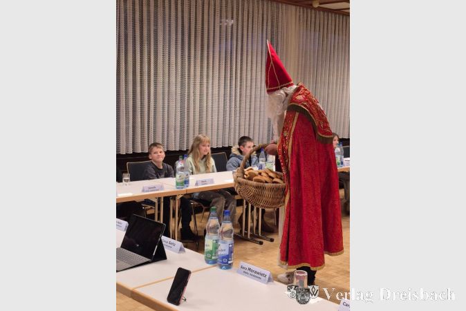 Bürgermeister Christian Seitz verteilte als Nikolaus leckere Weckmänner an die jungen Beiräte.