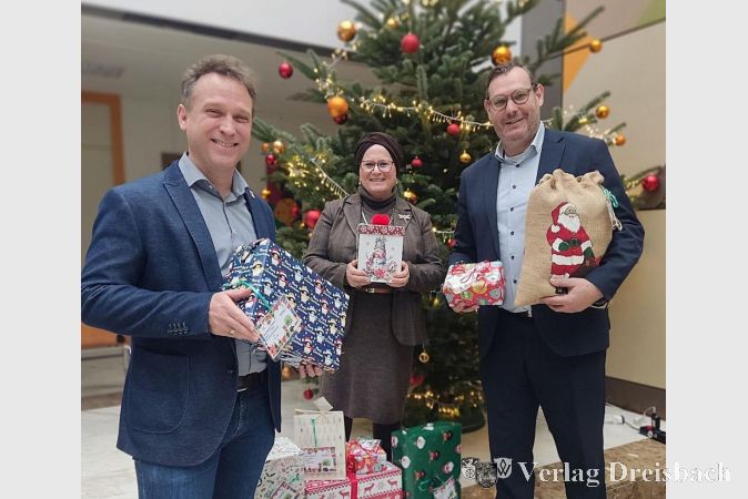Freuen sich über engagierte Spender (v.l.n.r.): Der Erste Beigeordnete Martin Mohr, Sozialarbeiterin Semiha Eroglu-Buch und Bürgermeister Christian Seitz.