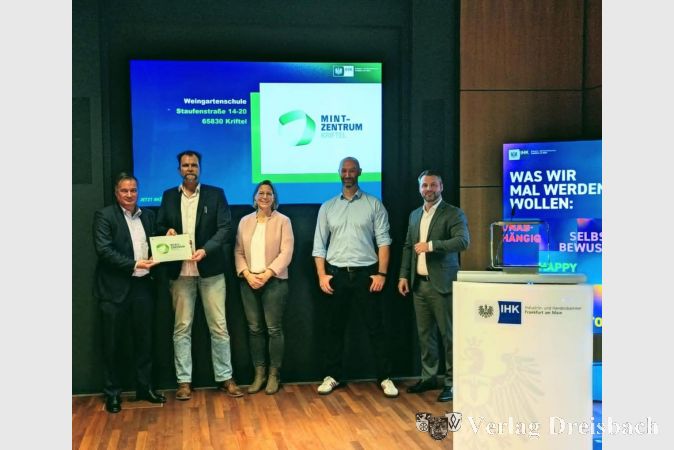 Vertragsunterzeichnung mit Klaus-Stefan Ruoff (li., Vizepräsident IHK Frankfurt a.M.), Michaela Brands (1. Vorsitzende Förderverein der Weingartenschule), Sascha Sandner (re., Leiter Ausbildungsberatung IHK Frankfurt a.M.) mit Schulleiter Dr. Christoph Richter und Benjamin Reck, Lehrer für Mathematik und Naturwissenschaften (Biologie und Chemie) an der WGS.