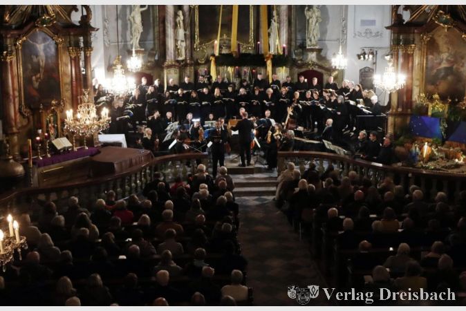 In der adventlich geschmückten Galluskirche waren die Sitzbänke beim Weihnachtskonzert fast voll besetzt.