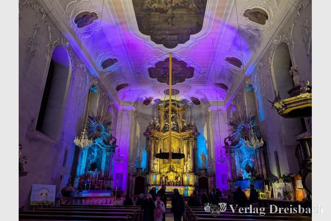 Festliche Beleuchtung: Die Technik-AG des Graf-Stauffenberg-Gymnasiums sorgt für stimmungsvolle Illumination rund um die St.-Gallus-Kirche.