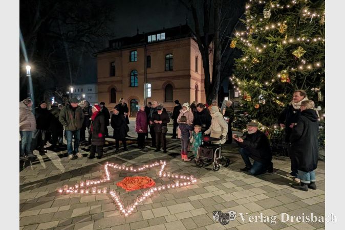 Auf dem Rathausplatz entstand ein Stern aus Kerzenlichtern als Weihnachtsgruß an die Partnerstadt Pérols.
