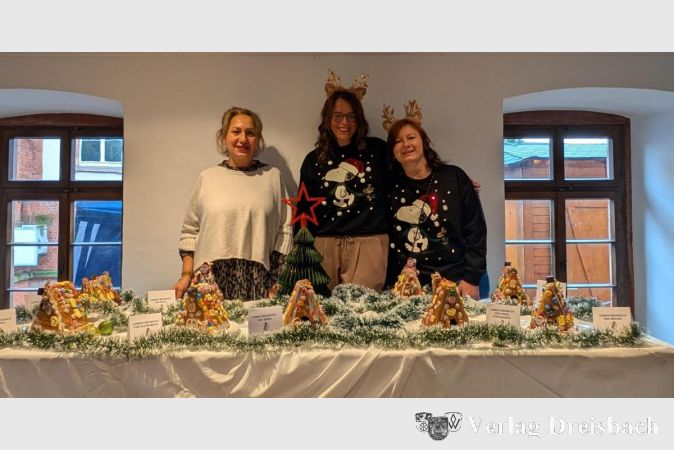 Lebkuchenhäuserausstellung: Kunstvoll gestaltete Lebkuchenhäuser, die mit viel Liebe und Geduld im Mehrgenerationentreff von Kindern und Erwachsenen gestaltet wurden.