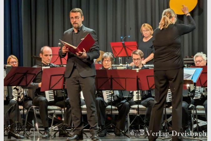 Tenor Christoph Jörges überzeugte mit einer klaren, strahlenden Stimme.