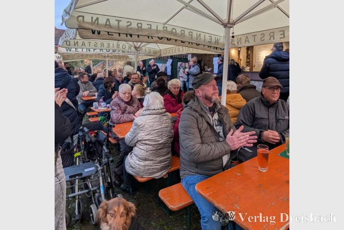 Trotz Nieselregen fanden viele Besucher den Weg zum Glühweintreff und sorgten für regen Betrieb im Ortskern.