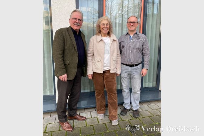 Martina Eisenhauer wurde von Bürgermeister Dr. Bernd Blisch in den Ruhestand verabschiedet. Im Bild rechts der Geschäftsführer des Abwasserverbandes, Jörg Hoffmann.