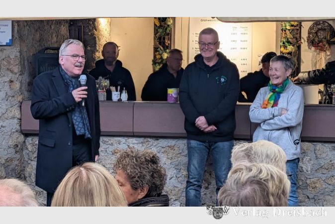 Bürgermeister Bernd Blisch, Detlev Wiehle (m.) und Annette Neubecker beim gut besuchten Benefiz-Glühweintreff.