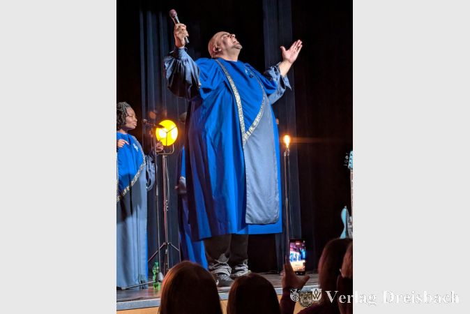 Unter Andrew Lauers Leitung entfaltete der Chor seine volle stimmliche Stärke.