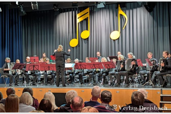 Das Jubiläumsorchester unter der Leitung von Birgit Heyne bot einen kraftvollen, facettenreichen Klangkörper zum 70. Jubiläum der Akkordeonfreunde.