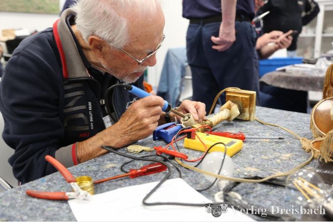 Klaus Anders ist bereit, beim ersten Repaircafé im neuen Jahr defekte Lampen zu reparieren.