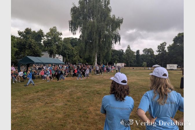 Die Kinder strömten mit ihren Eltern zur Eröffnung der Hattersheimer Ferienspiele 2025 auf die Okrifteler Mainwiesen.
