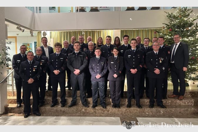 Die geehrten Kameradinnen der Freiwilligen Feuerwehr Kriftel, flankiert vom Ersten Beigeordneten Martin Mohr und Bürgermeister Christian Seitz.