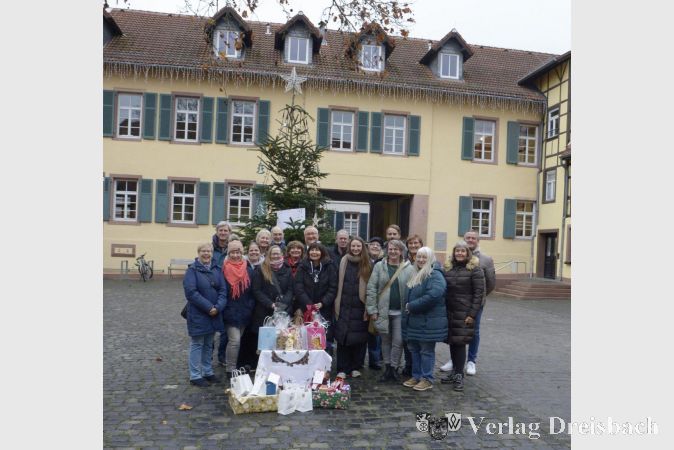 Übergabe der Geschenke und Gutscheine im Hof des Alten Posthofs an die Mitarbeiterinnen des Frauenhauses vom Verein „Frauen helfen Frauen im Main-Taunus-Kreis e. V.“