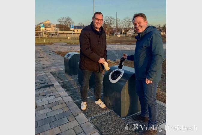 Bürgermeister Christian Seitz und der Erste Beigeordnete Martin Mohr am neuen Unterflur-Glascontainer.