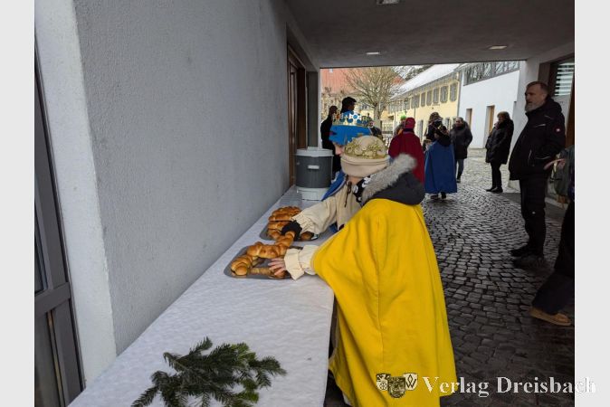 Mit Weckmännern und Kakao konnten sich die fleißigen Sternsingerinnen und Sternsinger stärken, bevor sie ihre segensreiche Arbeit fortsetzten.