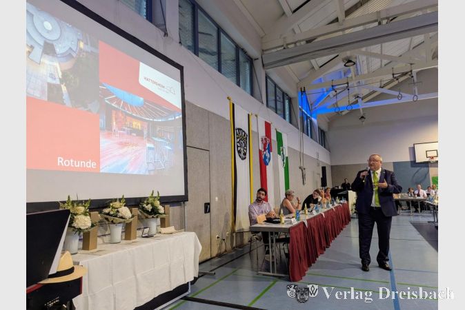 Bei der Stadtverordnetenversammlung im Juli 2025 in Eddersheim stellte Bürgermeister Klaus Schindling das Vermarktungskonzept für die Stadthalle "Centrium" vor.