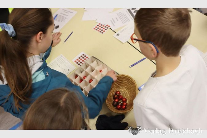 Der jährlich wechselnde dritte Wettbewerb in der Turnhalle bestand diesmal aus einem Sortierwettbewerb von Christbaumkugeln nach einer Mustervorlage, natürlich gegen die Uhr.