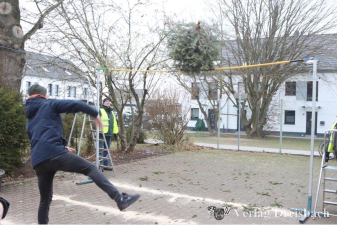 Knapp hängen geblieben: Beim Tannenbaum-Hochwurf reicht die Maximalhöhe von 2,50 Meter eigentlich nicht mehr aus, die TGW will darüber nachdenken, wie die Disziplin durch weniger Maximalergebnisse spannendere Wettkämpfe garantieren könnte.