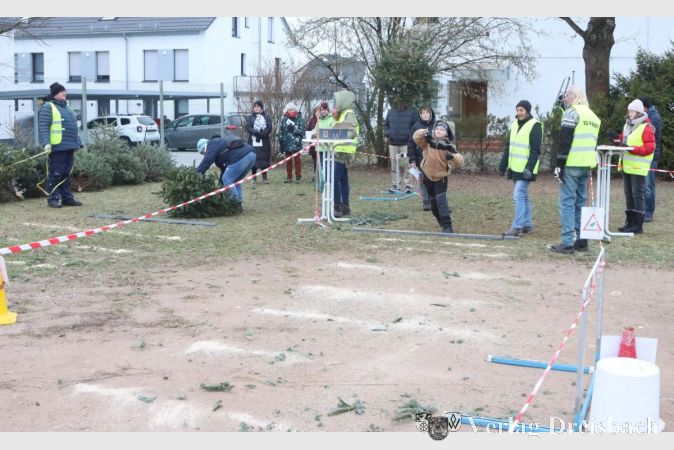 Die Mutter aller Wettbewerbe ist natürlich der Tannenbaum-Weitwurf, der auf zwei Bahnen ausgetragen wurde.
