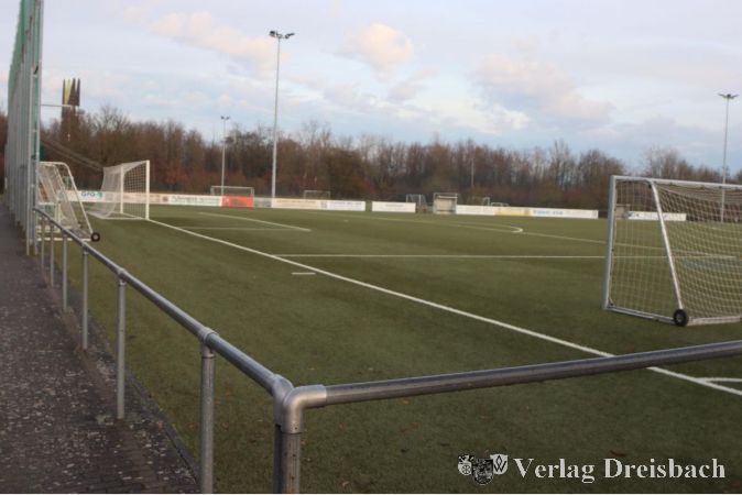 Auch der Kunstrasen der Germania soll, ebenso wie der dahinter liegende Platz, möglichst ins Programm des Bundes aufgenommen werden.