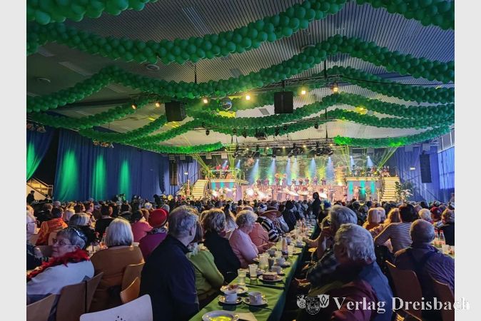 Volles Haus beim Kreppelkaffee 2025 in der Großen Schwarzbachhalle.