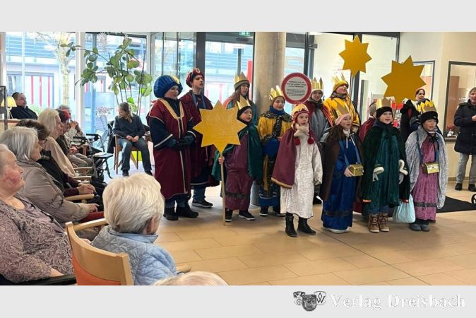 Besuch der Sternsinger im Krifteler Kursana Domizil.