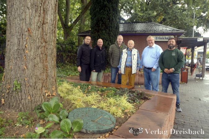 Dalles im neuen Gewand. V.l.n.r.: Markus Caspari, Andreas Orban, Jörg Schmidtmer (Stadt Hattersheim), Bernd Caspari, Bürgermeister Klaus Schindling und Guiseppe Giustino (GISA).