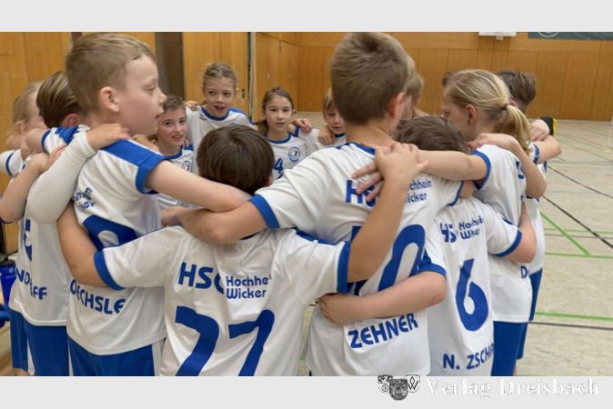 Große Freude bei den E-Jugendlichen der HSG Hochheim/Wicker nach dem deutlichen Sieg gegen EppLa.